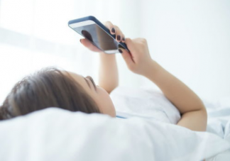 躺着玩手机4大危害 睡前玩手机怎么健康一点