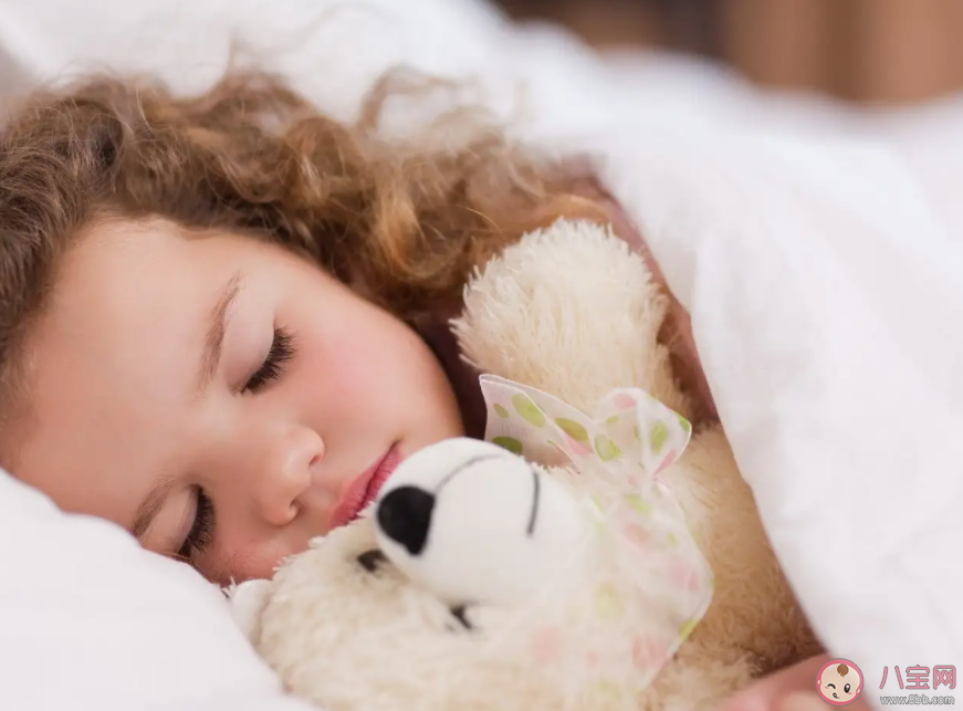 孩子跟谁睡就愿意和谁亲吗 孩子几岁要独立睡觉