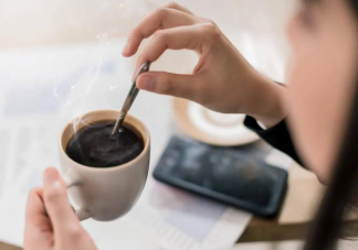 30岁女子1天5杯咖啡喝成脆骨人 咖啡喝过量会有哪些危害