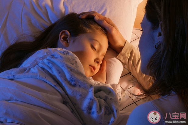 睡前陪孩子聊废话坚持半年变化惊人 睡前要和孩子做些什么
