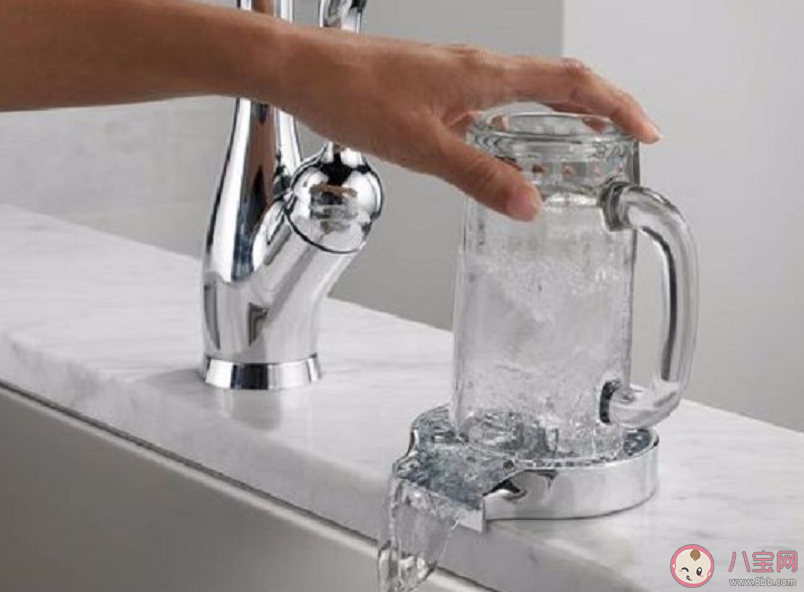 上班前与下班后洗杯子哪个更健康 喝水的杯子要每天都洗吗
