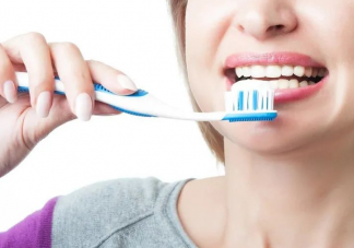 刷牙之前不建议将牙刷蘸湿 刷牙一天刷几次好