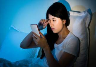 为什么很多人要报复性熬夜玩手机 熬夜玩手机会有哪些危害