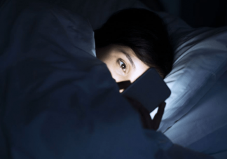 常年关灯看手机的人后来怎么样了 为什么睡前越看手机越清醒