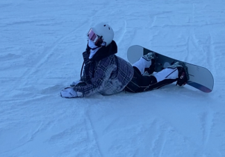 滑雪摔倒后不要坐在原地休息吗 滑雪摔倒了该怎么办