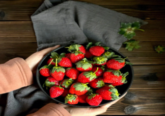草莓价格大跳水是怎么回事 这个冬天你实现草莓自由了吗