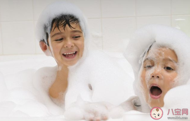 2岁女童和妈妈洗澡后感染妇科病 孩子要不要和大人一起洗澡