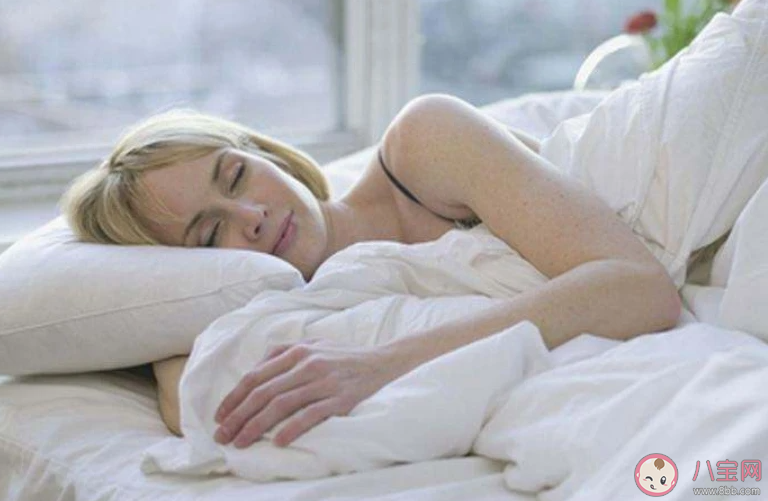 为什么睡觉时人会翻身 睡觉翻身或一动不动哪个更健康