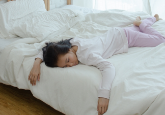 为什么睡觉时人会翻身 睡觉翻身或一动不动哪个更健康