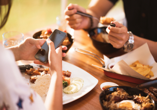吃饭的时候要不要看手机 边吃饭边看手机电视好吗