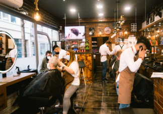 春节临近理发店进入过年模式 为什么过年都在做发型