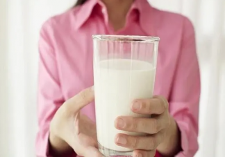 一喝牛奶就拉肚子是咋了 乳糖不耐受可以改善吗