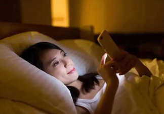 睡前玩8分钟手机身体兴奋1小时 睡前不能做哪些事情