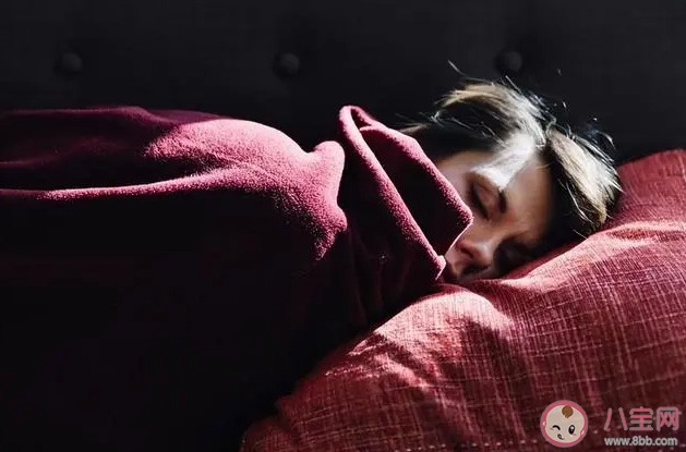 睡得久的人和睡得少的人谁更健康 睡眠不足会带来哪些影响