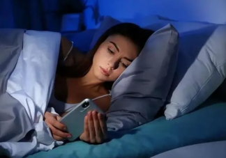 手机成瘾是影响睡眠质量重要因素吗 为什么睡前不能看手机