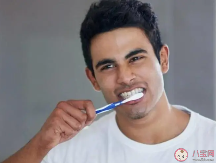 刷牙之前牙膏到底要不要沾水 早上应该先吃饭还是先刷牙