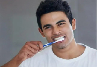 刷牙之前牙膏到底要不要沾水 早上应该先吃饭还是先刷牙